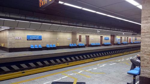 سراميك پرسلان شركت كاشي پارس ایستگاه مترو شهید قدوسی | کاشی پینلا نخودی 120×60 